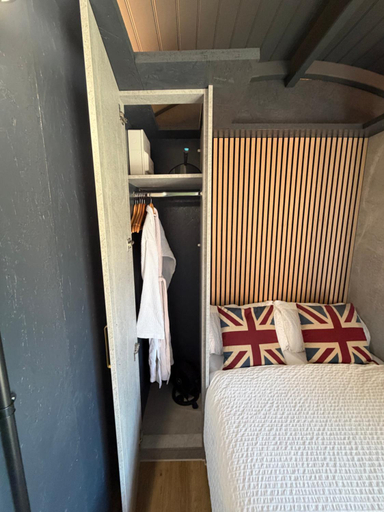 Bedroom 3, Lake View Retreats, London