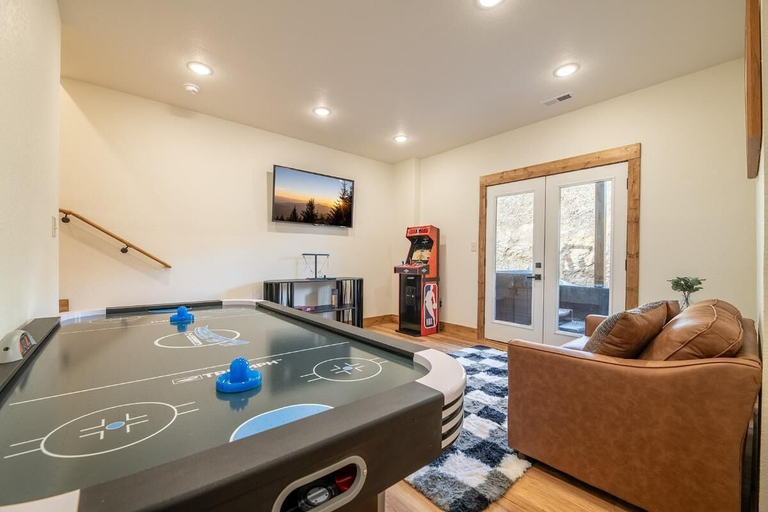 Game room 4, Take It Easy, Sevier
