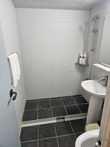 Bathroom 3, Geumgangsan Condominium, Goseong