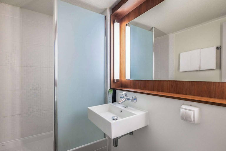 Bathroom 3, CAMPANILE TAVERNY, Val-d'Oise