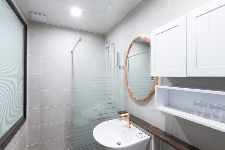 Bathroom 5, Brosis Hotel, Jung