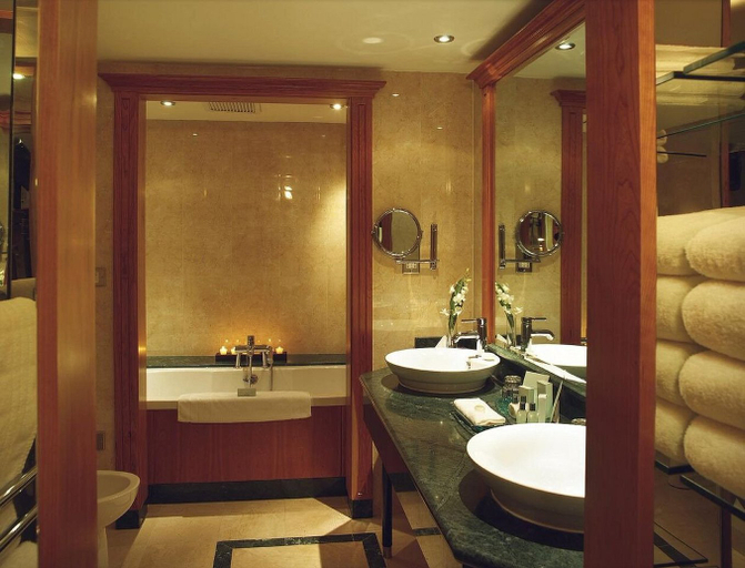 Bathroom 5, Killarney Towers Health & Leisure C., Napoli