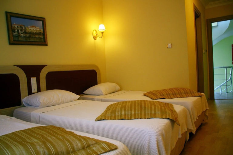 Bedroom 4, Isik Otel, Ayvalık