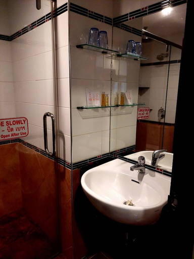 Bathroom, Soi 2 inn Pattaya, Pattaya