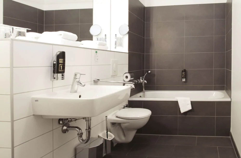 Bathroom, Hotel Royal International, Leipzig