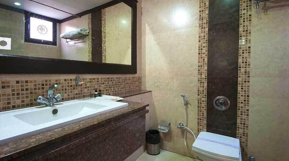 Bathroom 4, Siris 18, Delhi