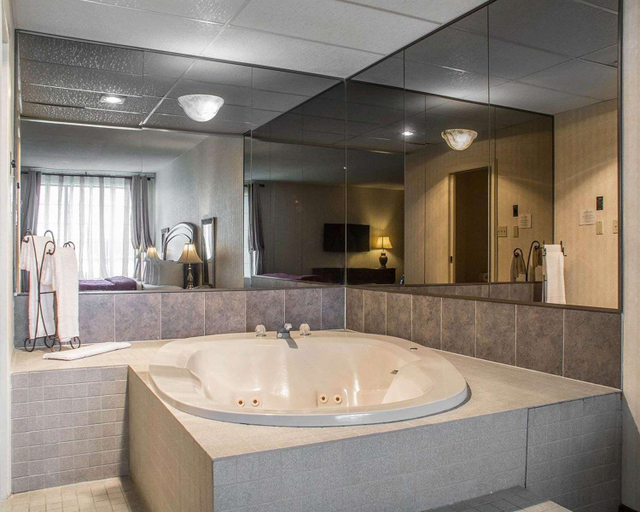 Bathroom 3, Quality Hotel Suites Woodstock, Oxford