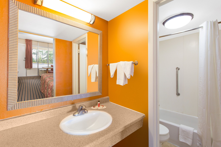 Bathroom, Garden Inn, Spotsylvania