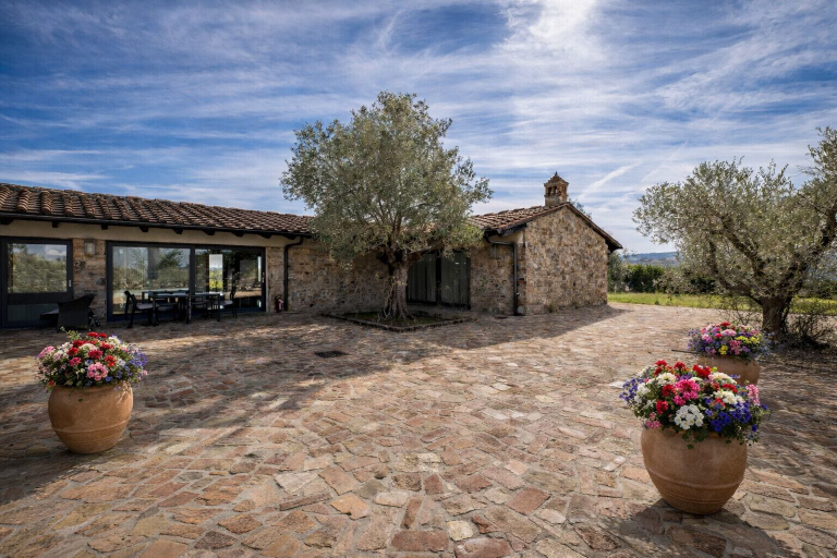 Outdoor dining, Villa LA Tabaccaia, Florence