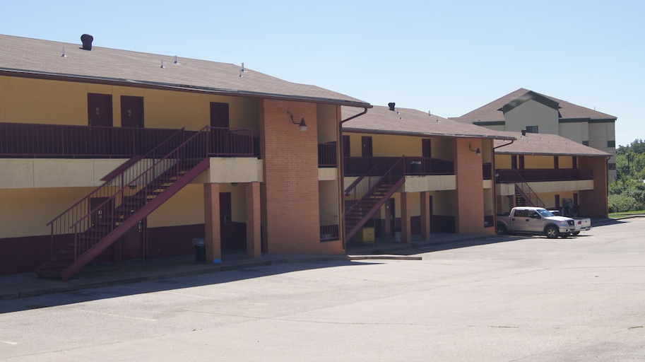 Exterior & Views 2, Holiday Lodge & Suites, Pittsburg