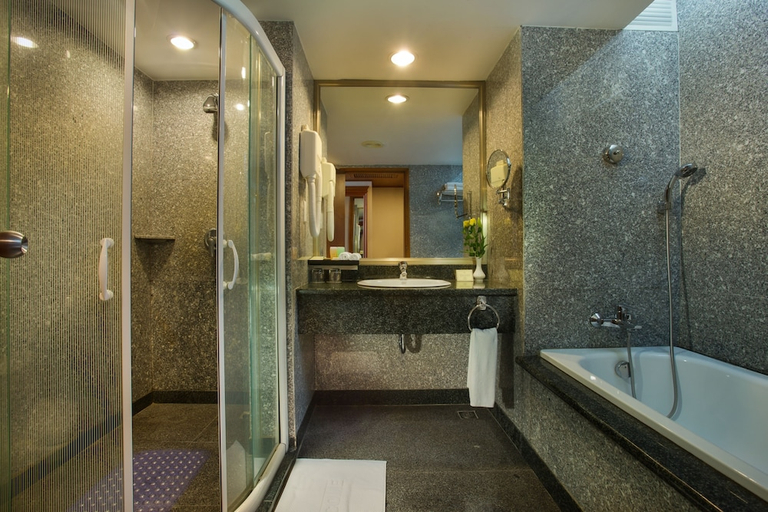 Bathroom, Halong Plaza Hotel, Hạ Long