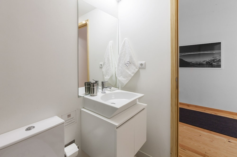 Bathroom 3, Bo Almada 346, Porto