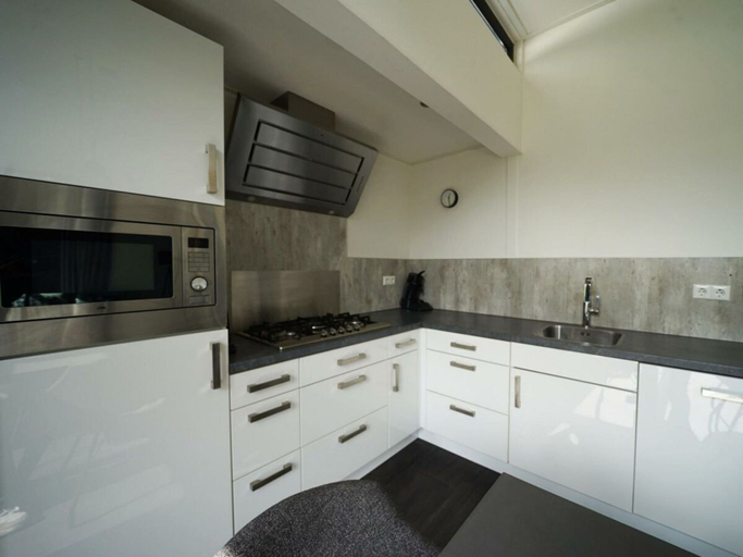Private kitchen 4, Holiday Home in Halfweg With Terrace, Haarlemmerliede c.a.