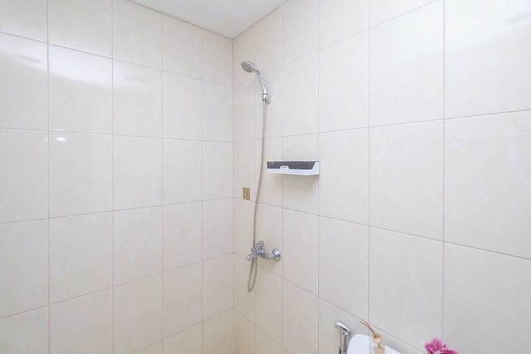 Bathroom 5, Airy And Tidy 2Br At Apartment Vittoria Residence, Jakarta Barat