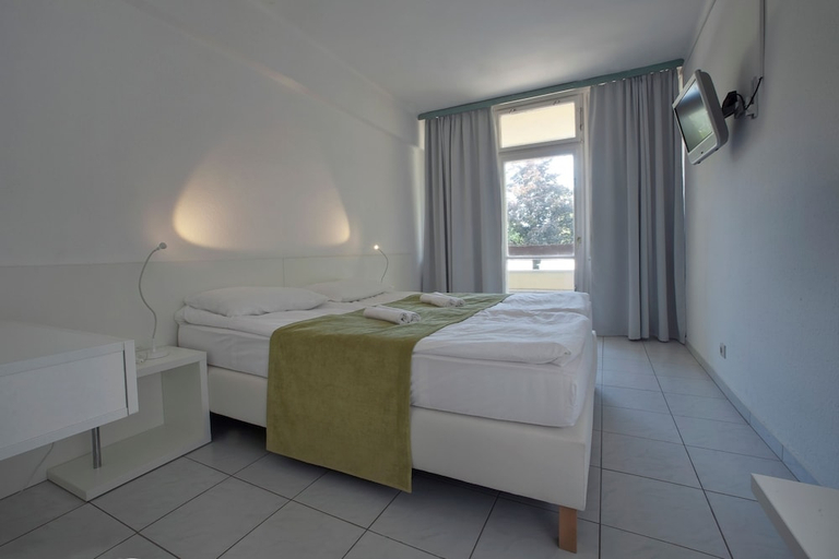 Bedroom 2, Holiday Hotel Csopak, Balatonfüred