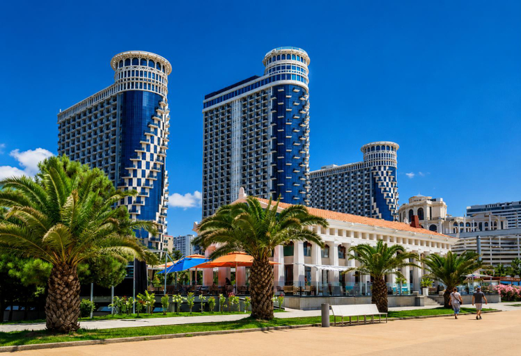 Exterior & Views