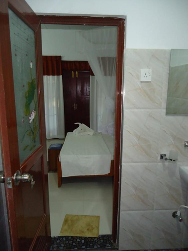 Bathroom 3, The Otunna Guest House, Dambulla
