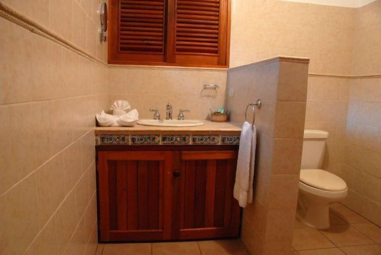 Bathroom, Ixpanpajul, Santa Ana