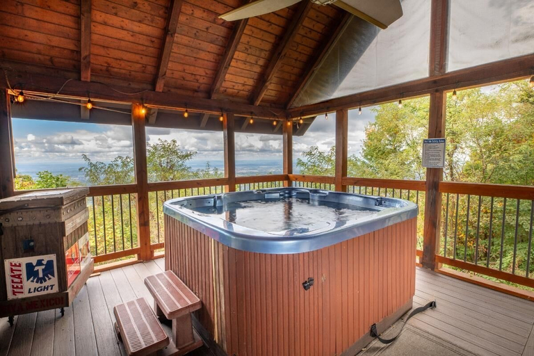 Outdoor spa tub, The Top, Sevier
