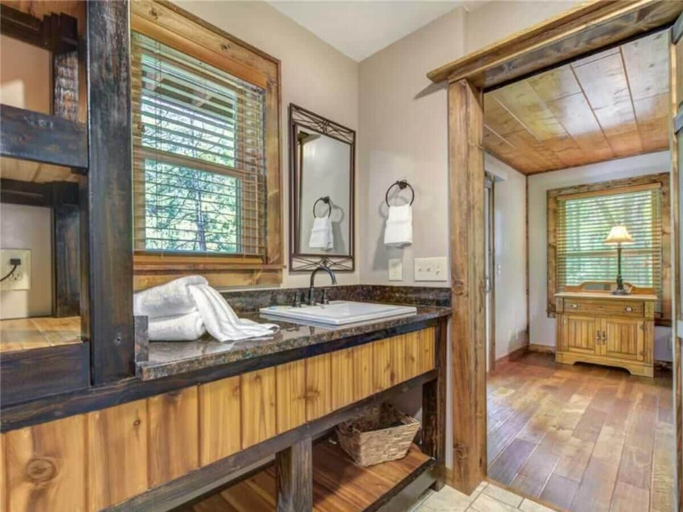 Bathroom 3, Lil Bear's Den, Sevier
