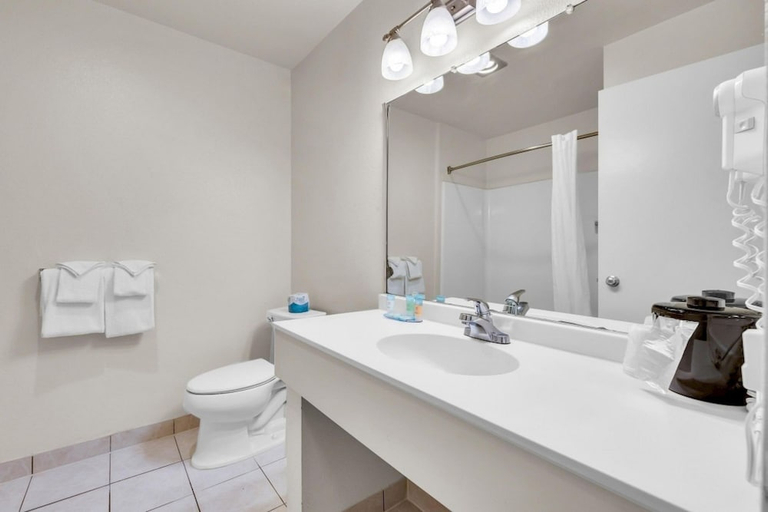 Bathroom 2, Bay Breeze Hotel , Monterey
