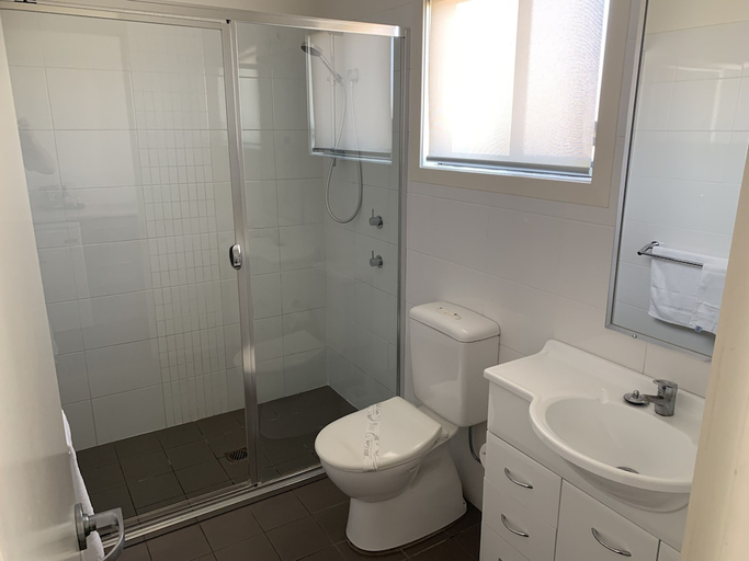 Bathroom 3, The Grapevine Motel, Muswellbrook