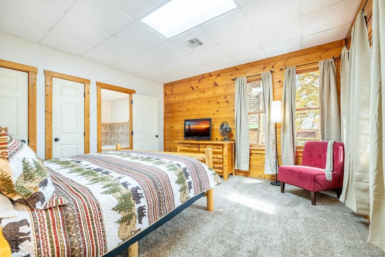 Room 3, Moonshine Lodge, Sevier