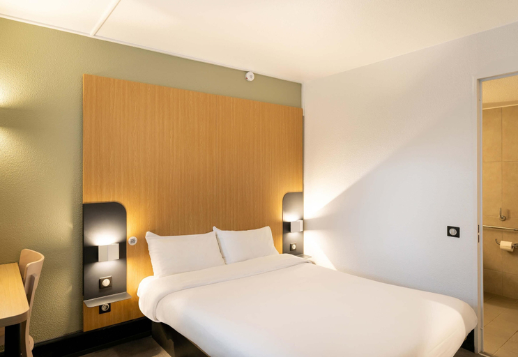 Bedroom 3, B&B HOTEL Vannes Est Golfe du Morbihan, Morbihan