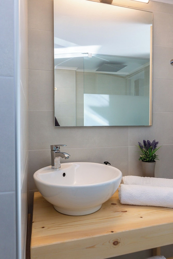 Bathroom 3, Rethymno Hills, Crete