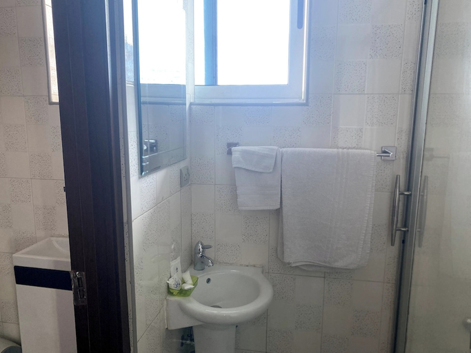 Bathroom 3, Manjaro Suites, Accra