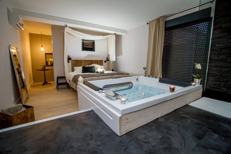 Bathroom 3, Love Loft, Gironde