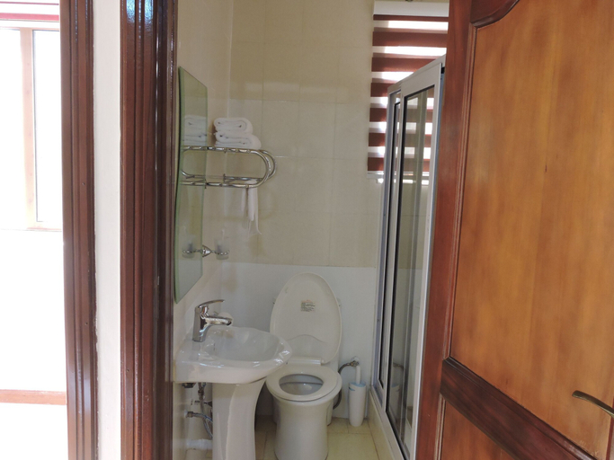 Bathroom 5, All Seasons Hotel, Ga East