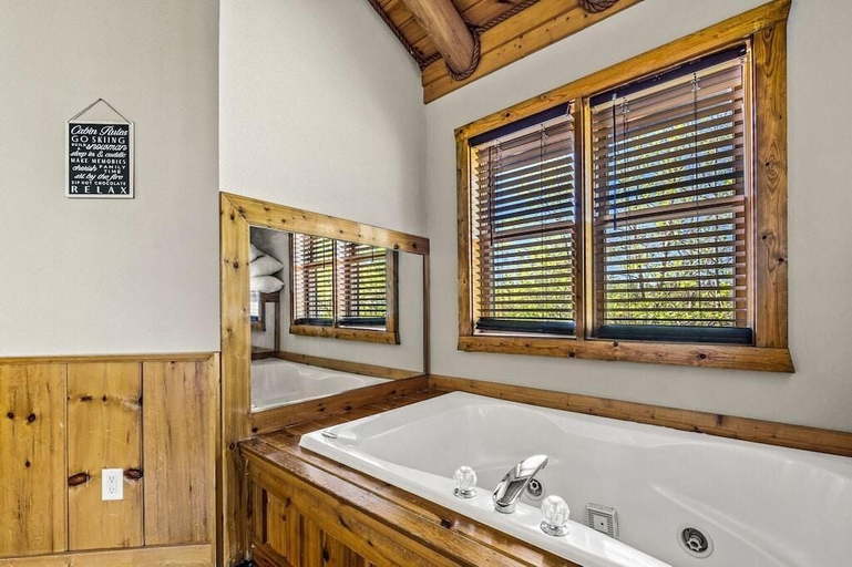 Bathroom 3, Cozy Bear Cove, Sevier