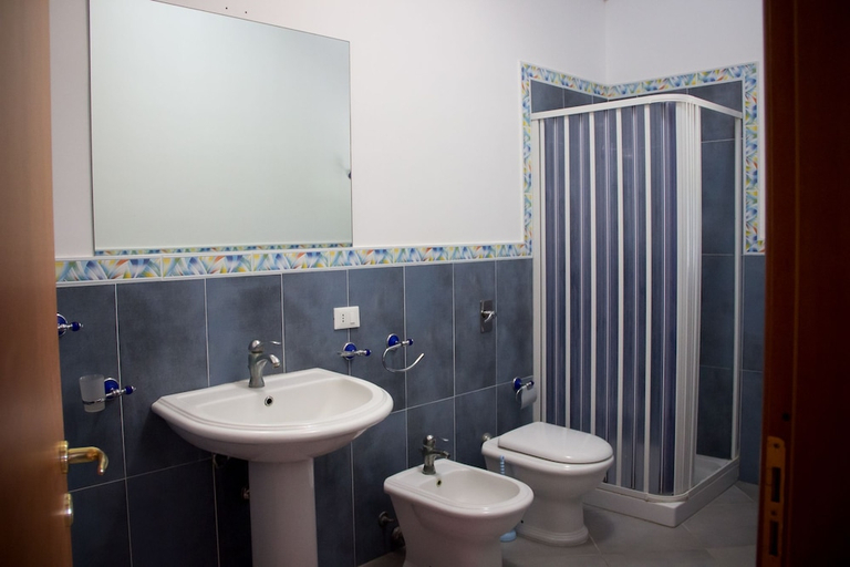 Bathroom 5, Case Vacanza Torre Lupa, Trapani