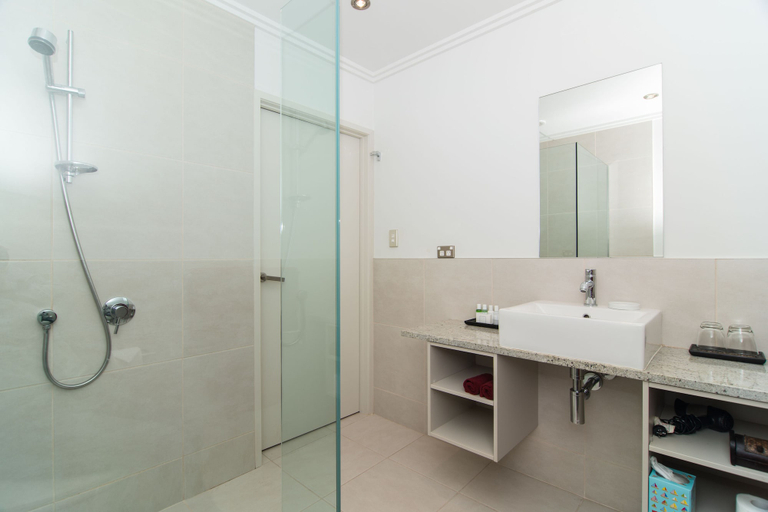 Bathroom 4, Decks of Paihia, Far North