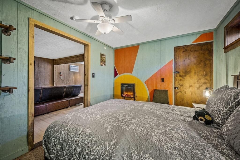 Room 4, Grassy Paradise, Sevier