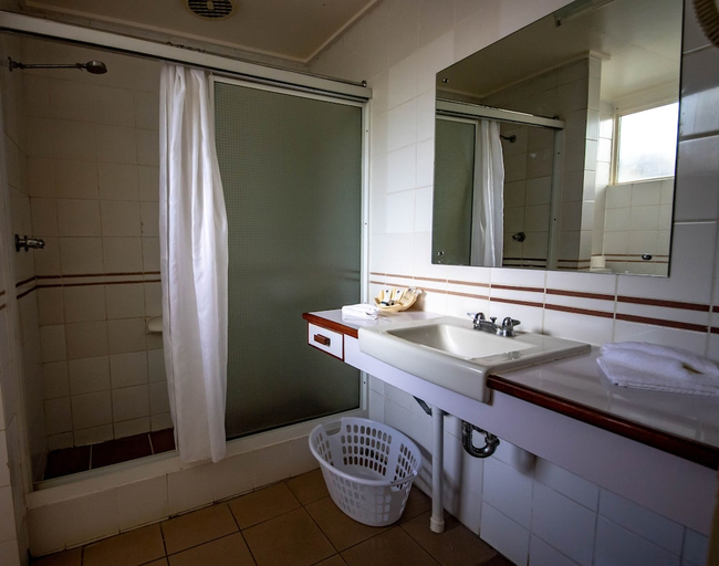 Bathroom 5, Bird of Paradise Hotel & Apartments, Goroka