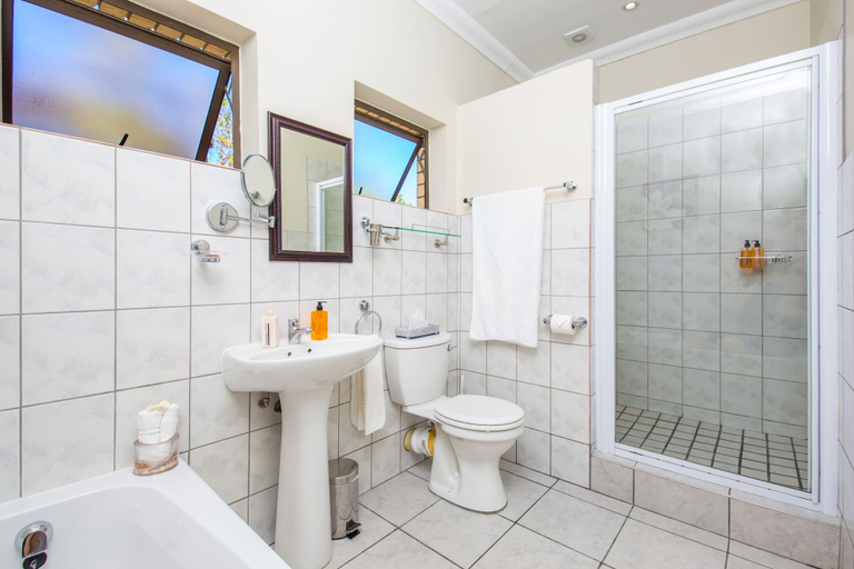 Bathroom 4, Amber Guest Lodge, Eden