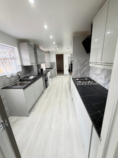 Private kitchen 3, Contractor Friendly 3 Bed House Long Stays Fast Wi-fi & Parking, Bedfordshire