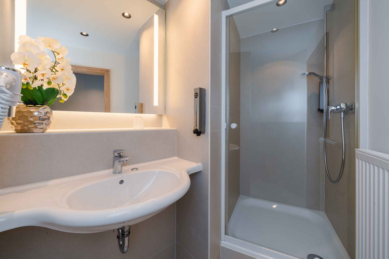 Bathroom 3, PLAZA INN Koln Pulheim, Rhein-Erft-Kreis