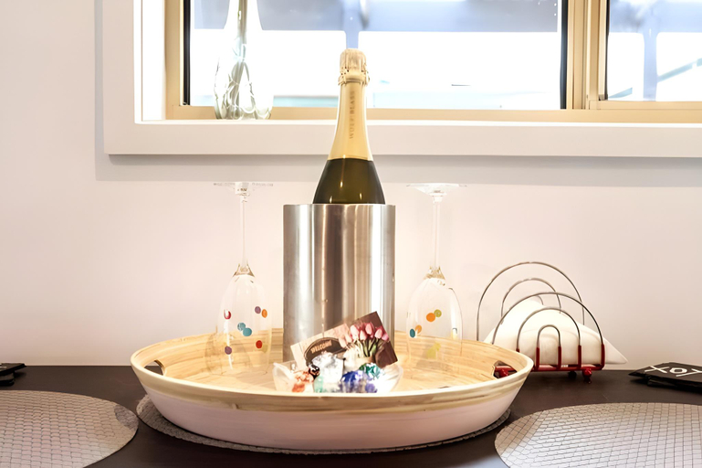 Food & Drinks, Golfside Getaway by Ready Set Stay, Melbourne