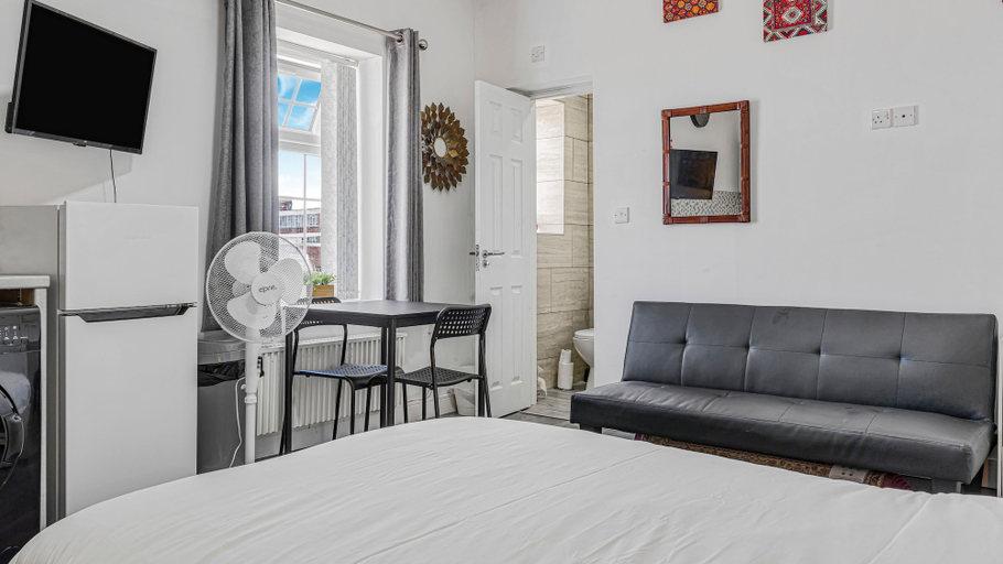 Room 2, Cosy & Comfortable City Centre Studio, Birmingham