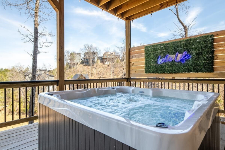 Outdoor spa tub 4, Bearfoot Cove, Jefferson