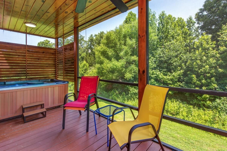 Outdoor spa tub, Goldilocks and The Three Bears, Sevier