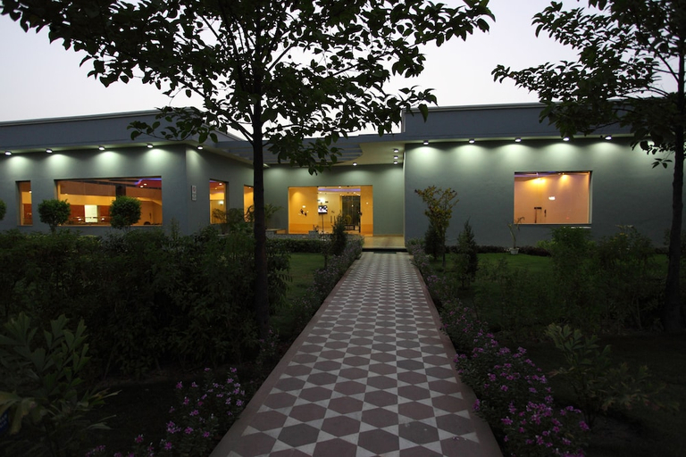 Exterior & Views