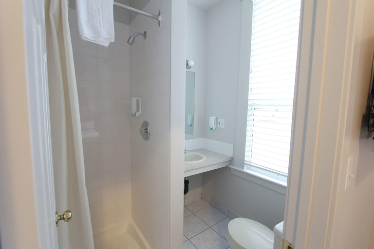 Bathroom 3, Royal Hotel, Fraser Valley