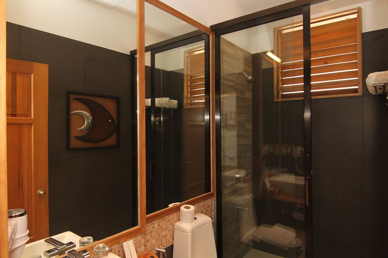 Bathroom 4, Boffo Resort, Loon