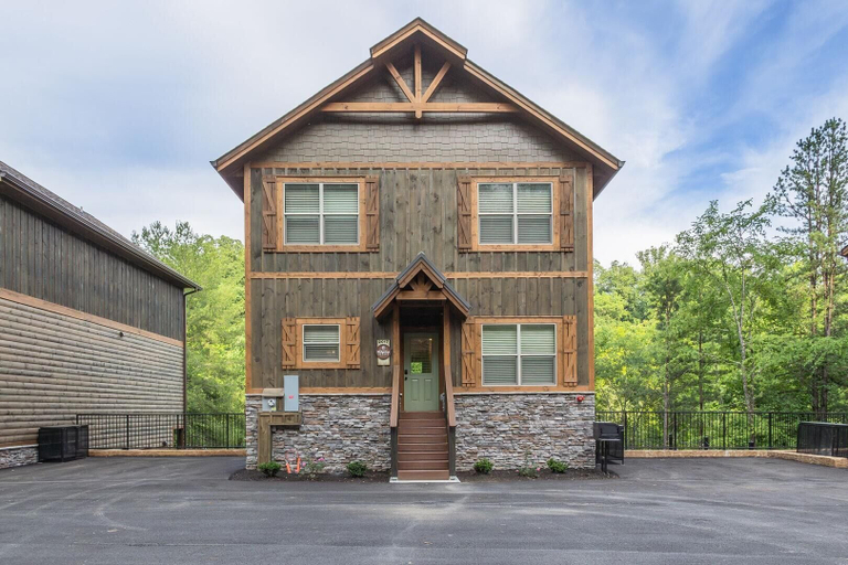 Exterior 2, Friendly Bear Plunge is a 5br/5ba Vacation Retreat Complete With Beautiful Views, Sevier