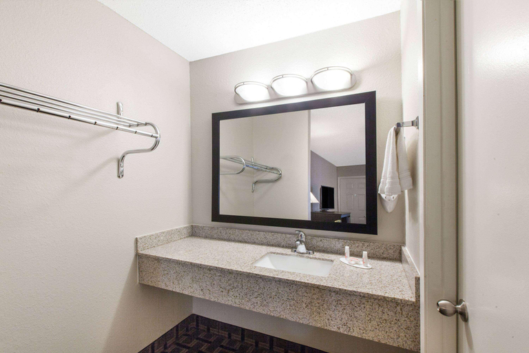 Bathroom 3, Days Inn Ennis, Ellis