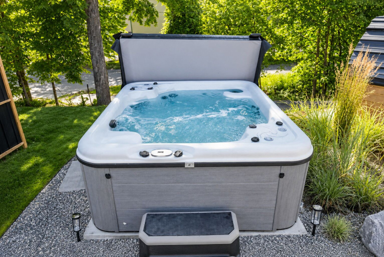 Outdoor spa tub, The Sandbar Lodge at Torch Lake, Antrim